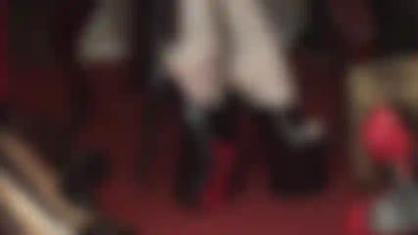 Liebhaberin hoher plateauschuhe – so glänzend und faszinierend, groß und einschüchternd und einfach sexy … sie können sehen, wie verschwitzt und duftend die füße der herrin in strumpfhosen sind.