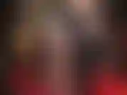 Herrin neckt in extra glänzenden strumpfhosen mit mehreren schichten sexy weißer nylons.