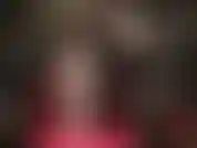 Verführerische schwarze strümpfe mit spitzenabschluss, ledertop, satinhandschuhe und weiße stiletto-pumps mit stahlabsatz.