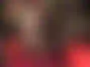 Sexy gekreuzte strumpfhosenbeine in glänzenden nylonschichten, glänzende peeptoe-pumps, die ihren schwanz mit baumeln und schuhspielen necken.