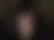 Eine herrin im latex-catsuit und einer kapuze. Das wirst du nie anfassen dürfen, loser! Eine herrin, die mit offenem reißverschluss am latex-catsuit neckt. Lippen, zunge, fickfinger, dekolleté, loser-demütigung.