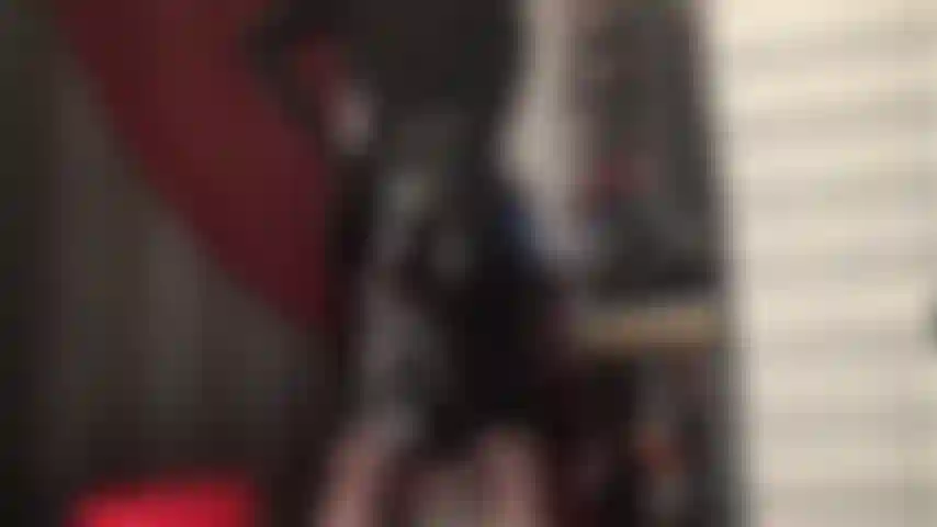 Pvc-facesitting – die herrin lässt sie ihren glänzenden hintern auf ihrem gesicht haben wollen, es wird ihnen den atem rauben.