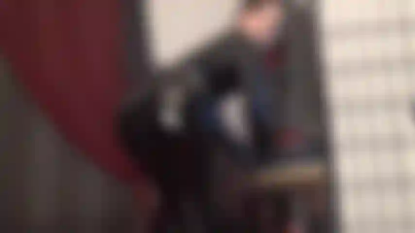 Du liebst meinen arsch in engem, glänzendem latex und pvc. Herrin lässt dich ihren glänzenden, schwarzen, runden hintern im pvc-catsuit küssen und lecken.