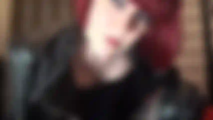 Körperbewunderung in schwarzem leder und roten metallic-hotshorts – die herrin trägt ein wunderschönes outfit aus lederkorsett, hohen stiefeln, schwarzen strumpfhosen, handschuhen und einer kurzen jacke. Streichle deinen schwanz für diese verführerischen kurven.