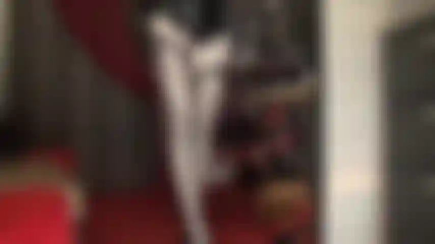 Eine glänzende kombination aus weißen leohex-spandex-strumpfhosen und hauchdünnen schwarzen nahtstrümpfen, die den eindruck metallisch glänzender, grauer strümpfe erwecken. Verehre diesen unglaublichen glanz.