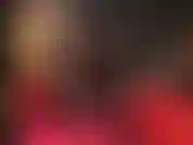 Glänzende strumpfhosenschichten in schwarz, rot und weiß, gepaart mit metallisch glänzenden stiletto-peeptoes.