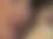 Extreme nahaufnahme der augen und lippen der herrin, während sie mit medizinischen handschuhen das sperma aus deinem schwanz massiert.