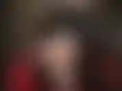 Nackte beine und füße, schuhspiele, baumelnde pumps mit roter sohle – eine in leder gekleidete herrin mit kurzen haaren neckt mit ihren wundervollen nackten beinen und füßen.