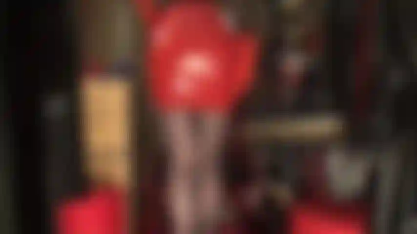 Sexy roter latexrock, gummihandschuhe, schwarze strumpfhosen und rote absätze.