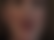 Mit spuckfetisch – sehen sie zu, wie diese leckere flüssigkeit von meinen glänzenden lippenstiftlippen und meiner zunge tropft.