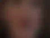 Mit spuckfetisch – sehen sie zu, wie diese leckere flüssigkeit von meinen glänzenden lippenstiftlippen und meiner zunge tropft.