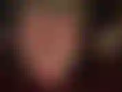 Rot lackierte zehennägel und verschwitzte nackte füße in nahaufnahme. – Herrin spielt in diesem seltenen clip mit lackierten zehen mit ihren sexy feuchten füßen, weichen sohlen und hohen bögen.