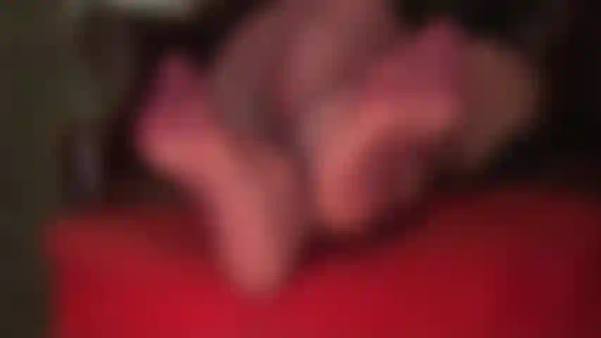 Fußfetischistin und dangling-queen – hauchdünne burgunderfarbene strumpfhosenfüße spielen mit deinem schwanz und deinem verstand.