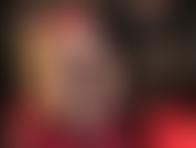 Die herrin schiebt ihren engen rock hoch und enthüllt darunter vintage-strümpfe mit nähten und strumpfbänder. Dann zieht sie ein glänzendes, unwiderstehliches paar seidig rote satinhöschen an, die rauf und runter und rauf gehen …