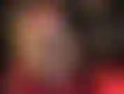 Die herrin schiebt ihren engen rock hoch und enthüllt darunter vintage-strümpfe mit nähten und strumpfbänder. Dann zieht sie ein glänzendes, unwiderstehliches paar seidig rote satinhöschen an, die rauf und runter und rauf gehen …