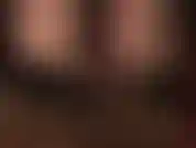 Eine nahaufnahme der nackten füße und zehen von herrin vivian in peeptoe-pumps. Würden sie nicht gerne darunter sein...?