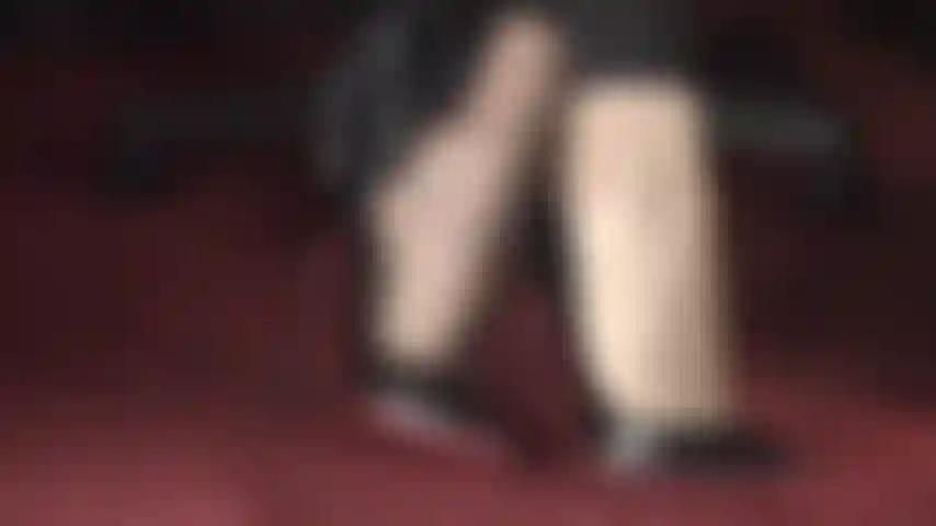 Fick die nylonbögen der herrin in pumps mit glänzender roter sohle.