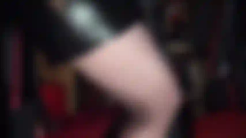 Wichs deinen schwanz für den tollen körper der herrin in schwarzem, glänzendem pvc.