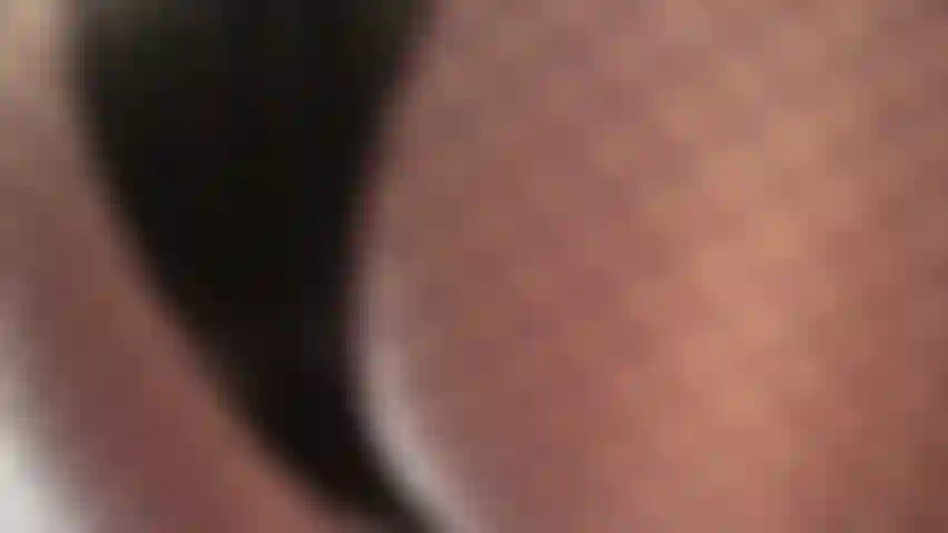 Die herrin trägt heiße weiße leohex-spandex-strumpfhosen und eine schicht lila netzstrumpfhosen für arschverehrung und facesitting.