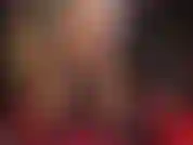 Desto geiler bist du. Die herrin trägt 20 cm hohe plateauschuhe und neckt mit ihren unglaublich langen beinen und ihrem runden hintern in knappen shorts und glänzenden strumpfhosen, während sie deinen schwanz darüber streichelt.