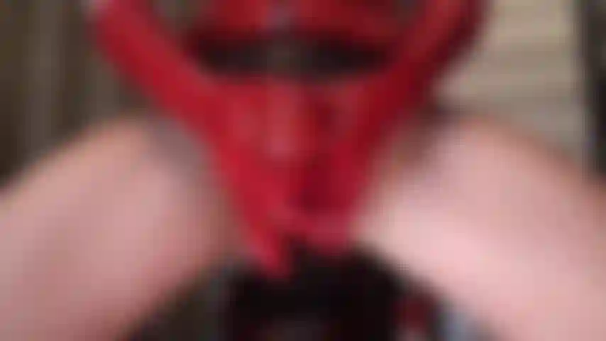 Der große rote schwanz – herrin stößt ihren großen roten strap-on in dein gesicht, ob von vorne oder mit ihrem runden hintern über dir schwebend, dieser schwanz gehört dir zum schlucken.