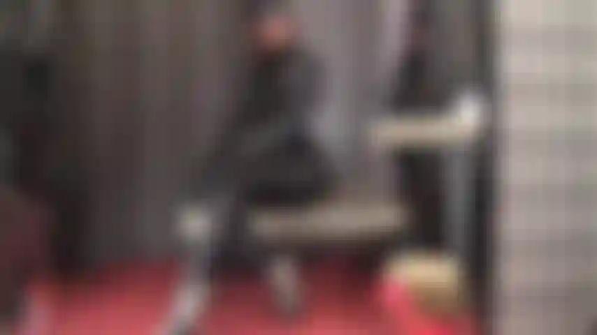 Verehre dieses unglaubliche schwarze fetisch-outfit aus glänzenden satinhosen, korsett und bluse, gepaart mit lederstiefeln, handschuhen, bolerojacke und hut, dazu ein langer ledermantel und ein bodenlanger hochglanz-lackmantel.