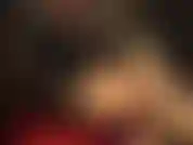 Eine gummidomina, die die beine neckt – du liebst diese sexy pumps aus geschnürtem leder und die beine in strumpfhosen so sehr, dass du deinen schwanz daran reiben möchtest, gemolken von den handschuhen der herrin.