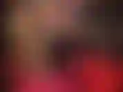 Handjob mit handschuhen, glänzende nylonbeine, absätze und füße – winzige rote metallic-shorts über extrem glänzenden strumpfhosen, heiße absätze und nylonfüße, um meine untergebenen zu necken.