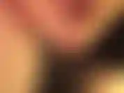 Herrin, spuckt einen leckeren cocktail aus köstlichem speichel aus, den sie trinken können.