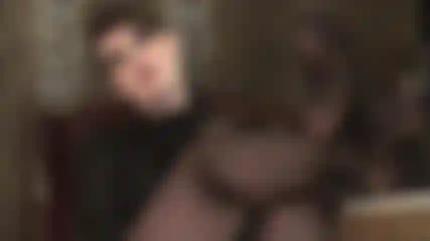 Kurze haare und sexy strumpfhosenfüße – die herrin legt ihre nylonfüße auf den tisch, um die anbetung ihrer weichen sohlen zu ermöglichen.