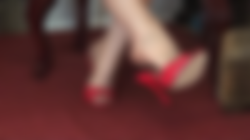 Liebe pantoletten – strumpfhosenfüße in sexy high heels sind deine größte schwäche. Lebe deinen fetisch aus und schau mistress vivian in drei verschiedenen paar offenen schuhen zu. Hast du deinen favoriten gefunden?