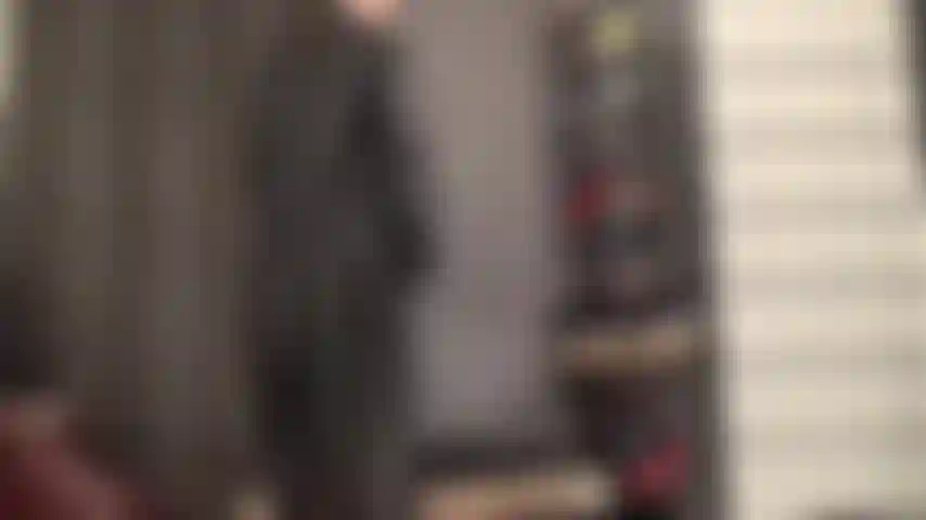 Herrin, ganz in leder gekleidet, macht dich extrem an. Der anblick, das gefühl, der geruch. Du würdest es lieben, ihre langen stiefel zu reiben, dein gesicht unter ihren rock zu stecken und deinen schwanz über ihr ganzes leder melken zu lassen.