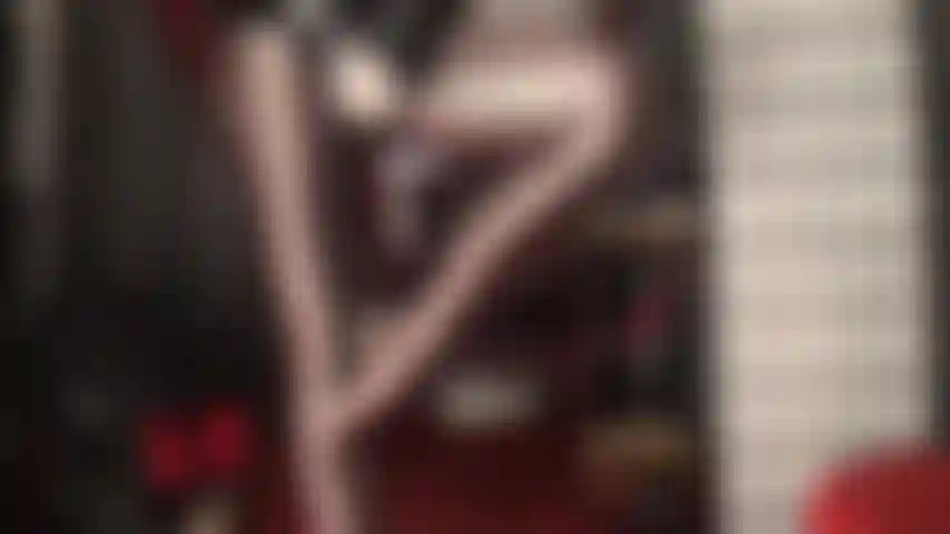 Leohex-spandex-strumpfhosen, pvc und strapon – superglänzende braune lycra-strumpfhosen, glänzendes pvc und ein großer schwanz, der dich füttert.