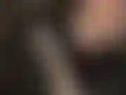 Schöne schwarze samthandschuhe reizen einen unbeschnittenen dildo.