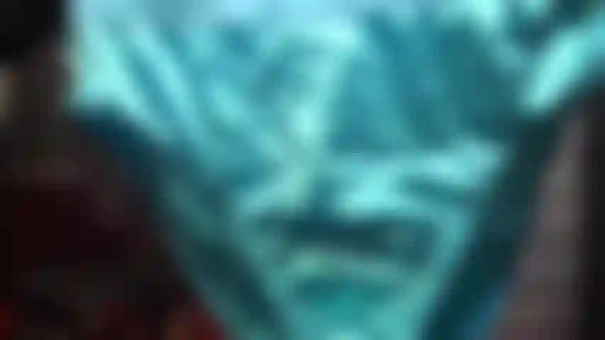 Höschen-teaser – aquablaue, hochglänzende satinhöschen mit durchgehender rückseite auf elfenbeinfarbenen strumpfhalterstrümpfen mit naht.