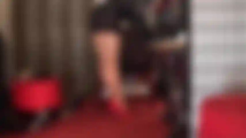 Superglänzende, hellbraune strumpfhosen und rote absätze – ihre schwäche für die strumpfhosenkurven von herrin vivian ist unbestreitbar. Wenn sie sehen, wie sie mit ihren wunderschönen, langen, wohlgeformten beinen neckt, werden sie heftig stoßen.