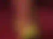 Herrin probiert verschiedene peeptoe-heels in nahaufnahme von füßen in transparenten gummistrümpfen an.