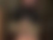 Medizinischer fetisch – handjob mit langen sterilen krankenhaushandschuhen und strapon-schwanz-teaser – die in gummi gekleidete herrin zieht ein paar lange medizinische handschuhe an, um diesen schwanz und ihre kehle zu reizen.