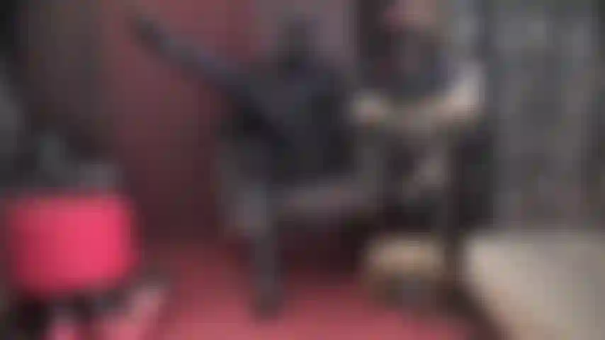 Heißer schwarzer spandex-catsuit und kapuze bringen deinen sklavenschwanz in erregung für anbetung und eine auspeitschung.