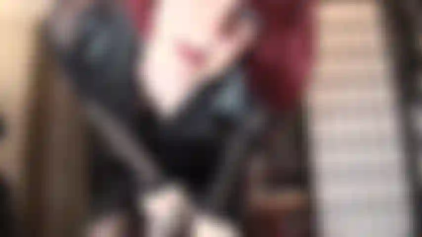 Fetter schwanz und strumpfhosen – der strap-on der herrin mit den dicken adern macht süchtig. Du sehnst dich danach, ihn zu fühlen, ihn zu schmecken und ihn auf jede erdenkliche weise zu befriedigen, während du die wundervollen beine der herrin in mehreren nylons anbetest.