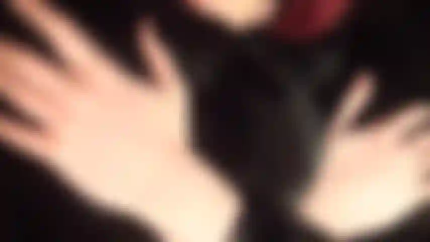 Die ihren körper verehrt, in einem wunderschönen, weichen schwarzen pelzmantel über einem pvc-bodysuit und einer roten netzstrumpfhose.