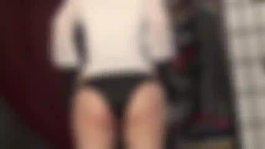 Höschen, höschen, höschen! Du bist eine höschen liebende sub, die einfach nicht genug davon bekommen kann, der herrin beim anprobieren seidiger unterwäsche zuzusehen.