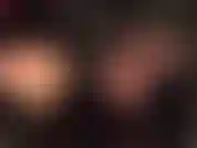 Strapon-fick mit einem massiven schwarzen gummischwanz in einem glänzenden pvc-mantel und hohen stiefeln – du brauchst ein gutes, hartes pegging. Deine fetisch-herrin hat so viel spaß daran, ihren riesigen bbc in alle deine löcher zu zwängen.