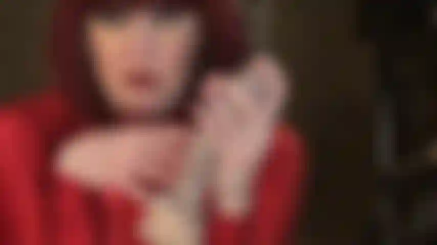 Handjob mit bloßen händen und rutschig-nass mit spuckspiel auf einem unbeschnittenen weißen dildo.