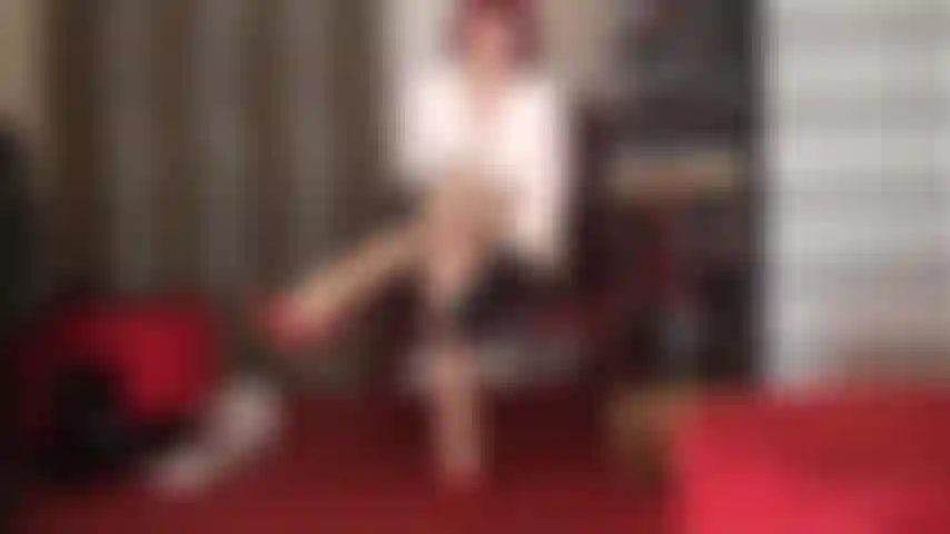 Die die beine in glänzenden strumpfhosen neckt, die beine übereinander schlägt, sexy baumelt und die füße neckt.