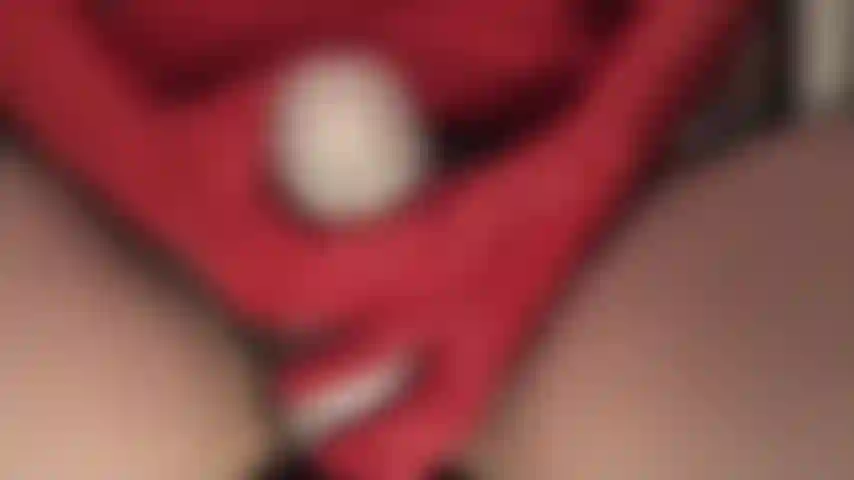 Wenn du vor herrin vivian kniest, wichst sie ihren großen weißen schwanz und spritzt direkt in deinen offenen hurenmund. So eine spermahungrige schlampe bist du.