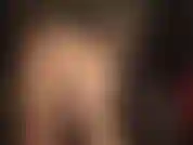 Herrin stolziert mit ihrem großen schwanz, schüttelt ihn vor deinem gesicht, lässt ihn baumeln, streichelt ihn und neckt dich dabei mit ihrem arsch, ihren glänzenden nylonbeinen und ihrem sexy dekolleté. Du liebst meinen großen, überlegenen weißen schwanz.