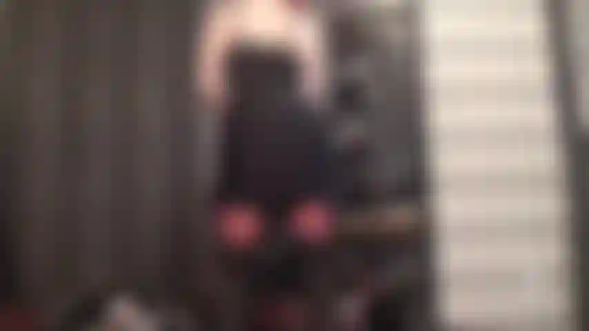 Je mehr strapse, desto mehr sperma – der strumpfhosenarsch der herrin, der strumpfgürtel mit 12 strapsen und die rot getönten strümpfe bringen sie an den rand des abgrunds und sie wollen unbedingt kommen.