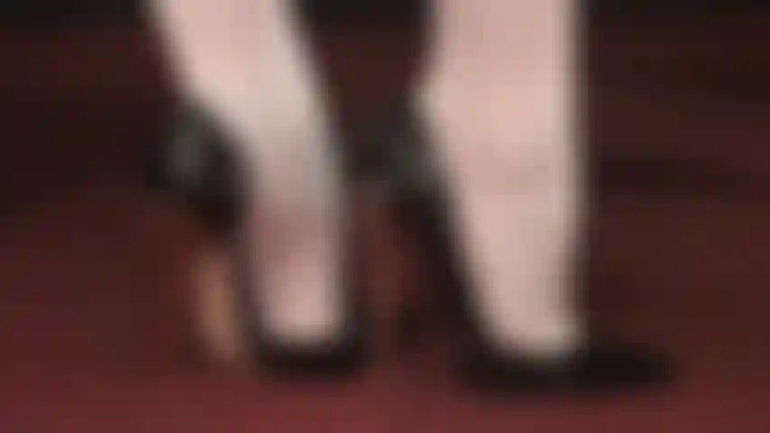 Stiletto-verführung – genießen sie diese nahaufnahme wunderschöner absätze und hoher fußgewölbe.