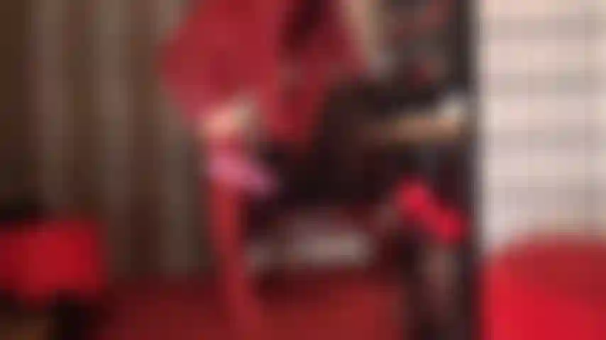 Heißes leder, stiefel, satinhöschen und upskirt-teaser.